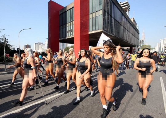 Umbar bokong, model-model ini adang pengendara di jalanan Sao Paulo