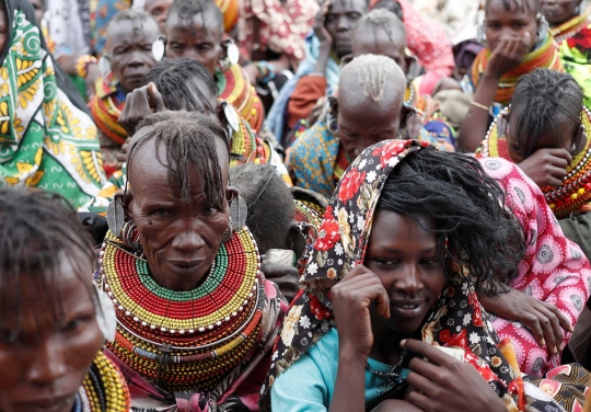 Ekspresi suku pedalaman Kenya saat antre coblos Presiden baru