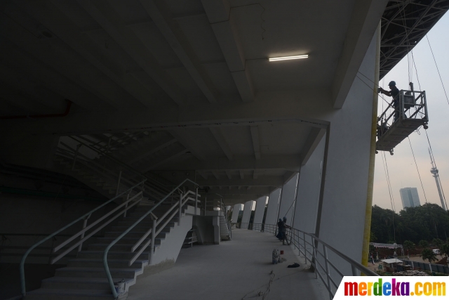 Foto : Memantau perkembangan renovasi Stadion GBK merdeka.com