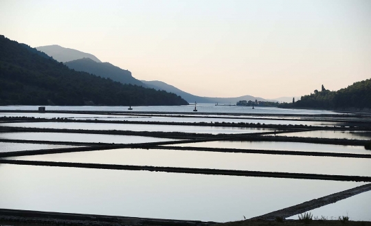 Mengunjungi 'surga' garam di Ston Saltworks