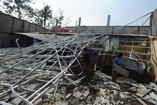 Diterjang puting beliung, rumah hingga toko rusak berat di Bogor