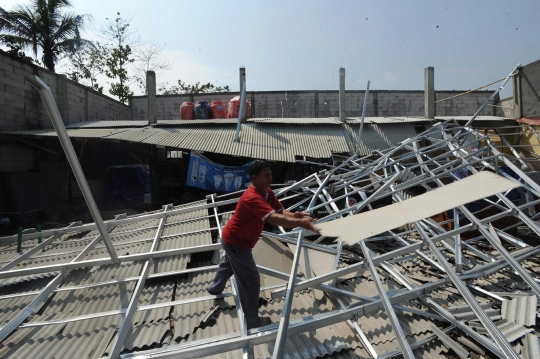 Diterjang puting beliung, rumah hingga toko rusak berat di Bogor