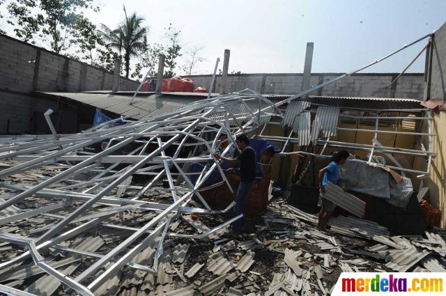 Foto : Diterjang puting beliung, rumah hingga toko rusak 