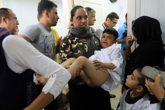 Reaksi anak-anak di Irak saat mengikuti sunatan massal