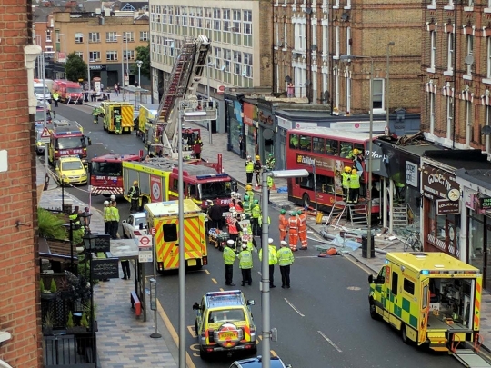 Bus tingkat tabrak pertokoan di London, penumpang terjepit