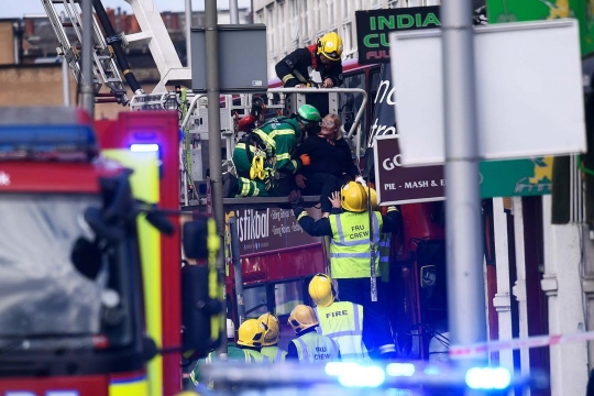 Bus tingkat tabrak pertokoan di London, penumpang terjepit