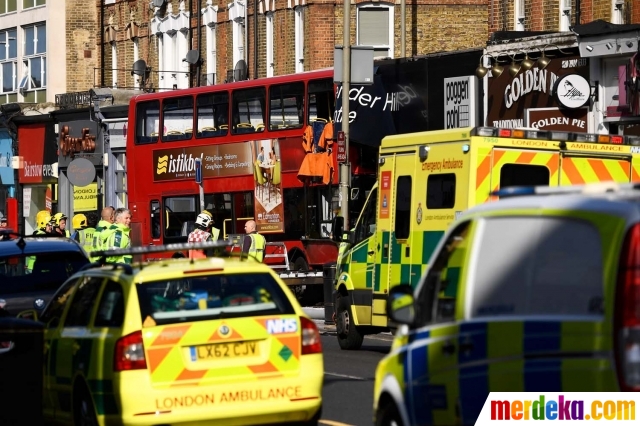 Foto : Bus tingkat tabrak pertokoan di London, penumpang 