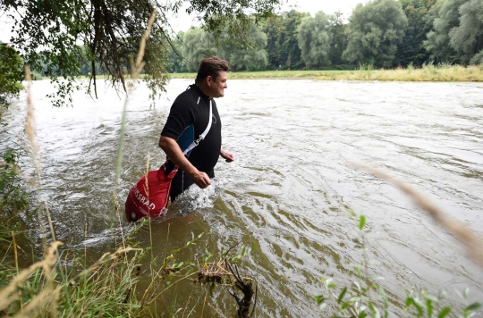 Stres hadapi kemacetan, pria ini berenang dari rumah ke kantor