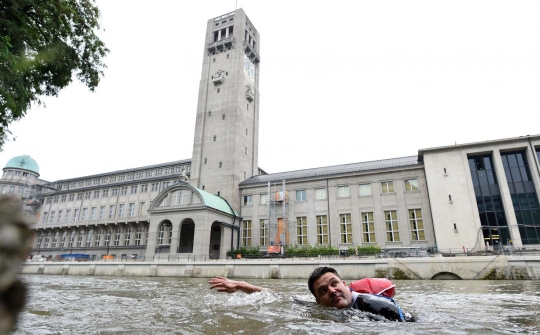 Stres hadapi kemacetan, pria ini berenang dari rumah ke kantor