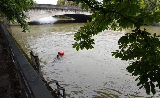 Stres hadapi kemacetan, pria ini berenang dari rumah ke kantor