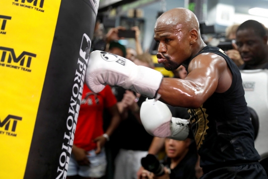 Gaya latihan fisik Mayweather jelang bertarung melawan Mcgregor
