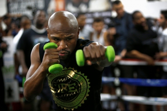 Gaya latihan fisik Mayweather jelang bertarung melawan Mcgregor