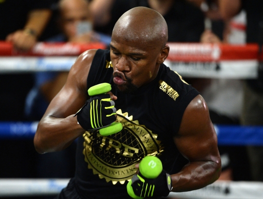 Gaya latihan fisik Mayweather jelang bertarung melawan Mcgregor