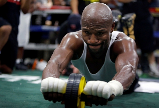 Gaya latihan fisik Mayweather jelang bertarung melawan Mcgregor