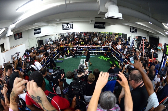 Gaya latihan fisik Mayweather jelang bertarung melawan Mcgregor