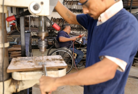 Intip bengkel kaki palsu yang pekerjanya para disabilitas di Mesir