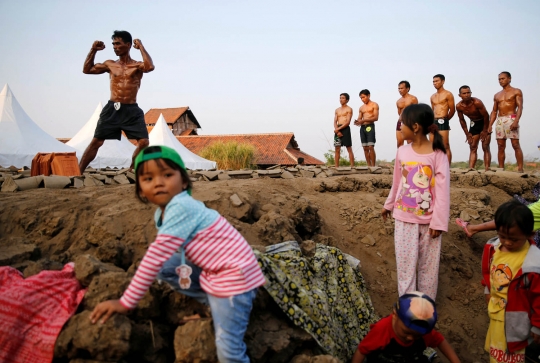 Uniknya kontes binaraga para kuli pabrik genteng di Majalengka