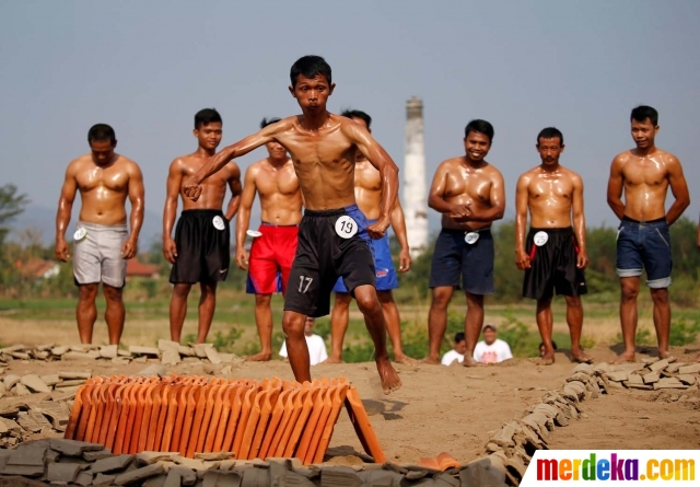 Foto Uniknya kontes binaraga para kuli pabrik  genteng  di 