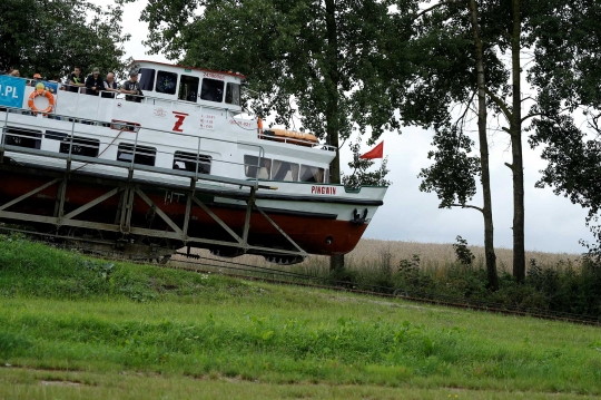 Tur dengan kapal wisata menyusuri Kanal Elblag yang dikenal unik