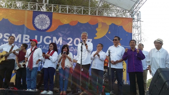 Penampilan 3 menteri dan gubernur Jateng konser bareng di Ospek UGM