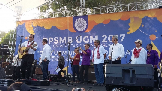 Penampilan 3 menteri dan gubernur Jateng konser bareng di Ospek UGM