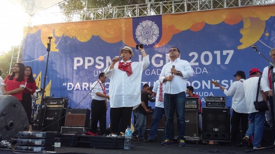 Penampilan 3 menteri dan gubernur Jateng konser bareng di Ospek UGM