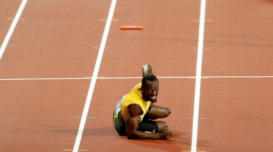 Momen tragis Usain Bolt terjatuh di laga terakhir