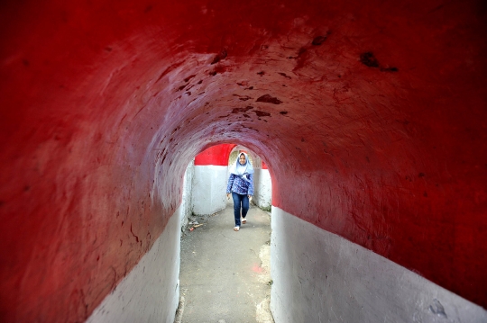 Semarakkan HUT RI, terowongan di Bogor dicat merah putih
