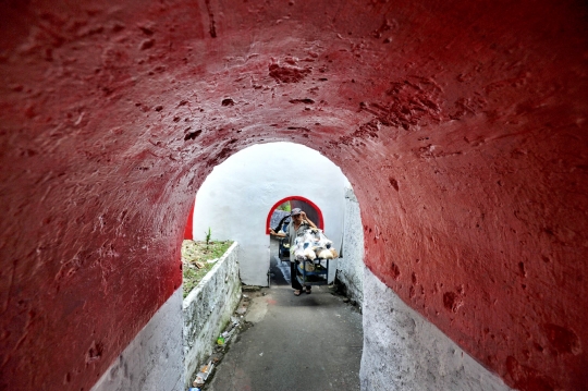 Semarakkan HUT RI, terowongan di Bogor dicat merah putih