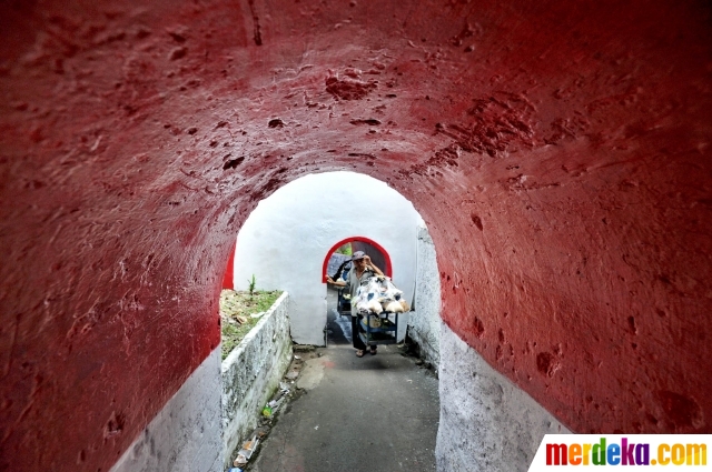 Foto : Semarakkan HUT RI, terowongan di Bogor dicat merah 