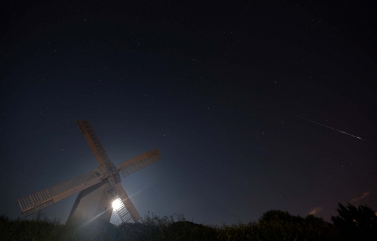 Pemandangan hujan meteor Perseid yang menakjubkan