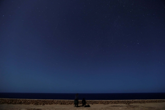 Pemandangan hujan meteor Perseid yang menakjubkan