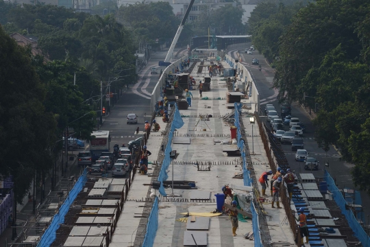 Memantau pengerjaan proyek MRT yang terus dikebut