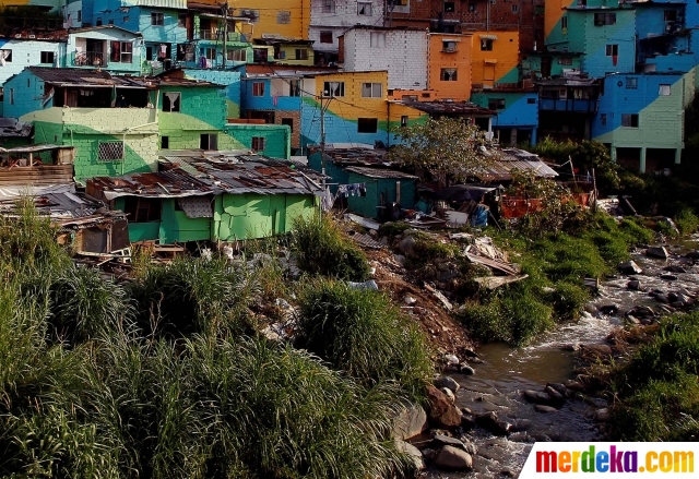Foto : Seniman ini sulap permukiman kumuh jadi penuh warna 