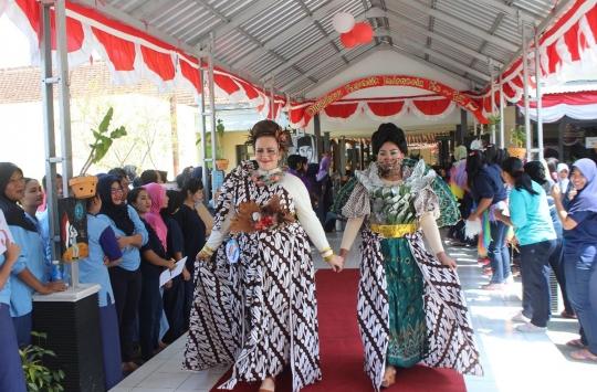 Aksi napi Lapas Sukun lomba fashion show HUT Kemerdekaan RI