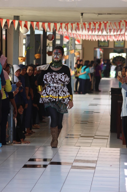 Aksi napi Lapas Sukun lomba fashion show HUT Kemerdekaan RI