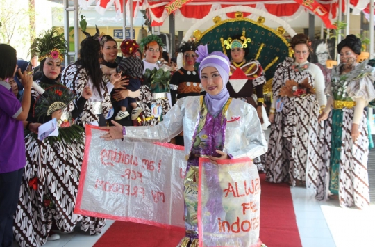 Aksi napi Lapas Sukun lomba fashion show HUT Kemerdekaan RI