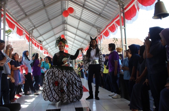 Aksi napi Lapas Sukun lomba fashion show HUT Kemerdekaan RI