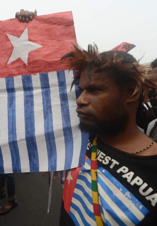 Sebelum ditangkap, massa aktivis Papua arak bendera OPM ke Istana