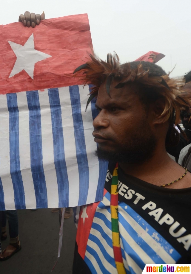 Foto : Sebelum ditangkap, massa aktivis Papua arak bendera 