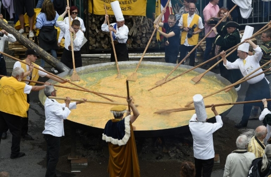 Melihat pembuatan telur dadar raksasa berukuran 4 meter di Belgia