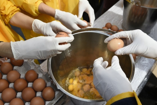 Melihat pembuatan telur dadar raksasa berukuran 4 meter di Belgia
