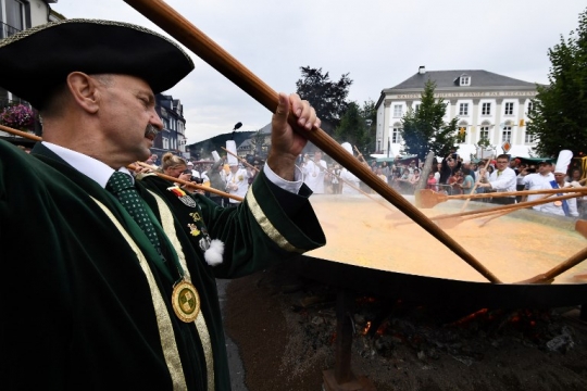 Melihat pembuatan telur dadar raksasa berukuran 4 meter di Belgia