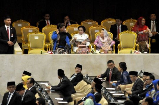 Keakraban Megawati perbaiki sanggul Menteri Susi di sidang MPR