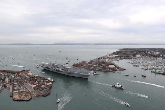 Wujud kapal induk raksasa Inggris merapat pertama kali di Portsmouth
