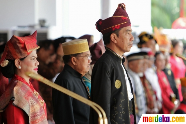 Foto Gaya Jokowi  berpakaian adat  saat pimpin upacara 