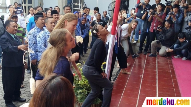 Foto : Antusiasme bule cantik ikut lomba balap tampah di  Foto : Antusiasme bule cantik ikut lomba balap tampah di