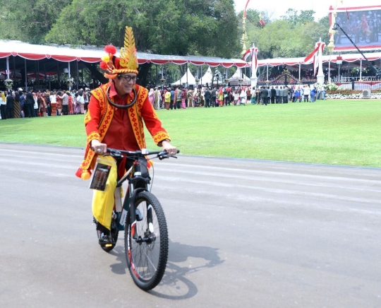 Bahagianya ajudan hingga menteri dapat sepeda dari Jokowi