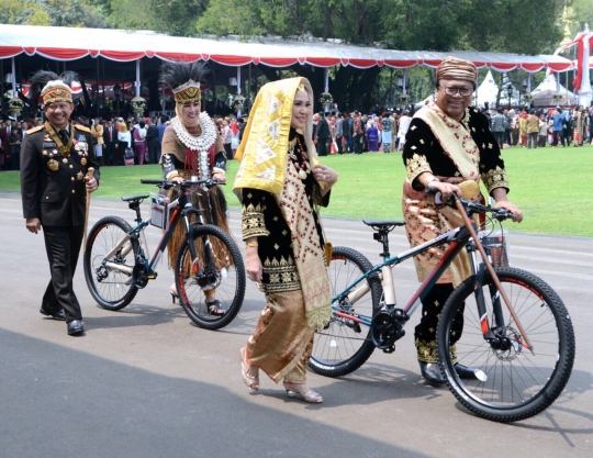 Bahagianya ajudan hingga menteri dapat sepeda dari Jokowi