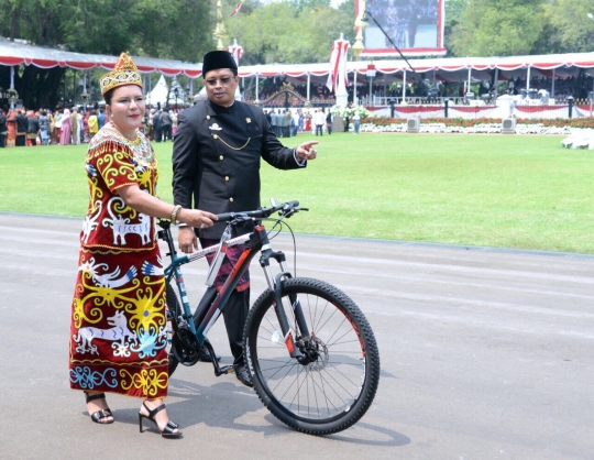 Bahagianya ajudan hingga menteri dapat sepeda dari Jokowi